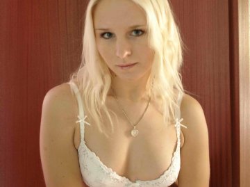 Gepierct-fickrig-Ehefrau aus Wien,Österreich